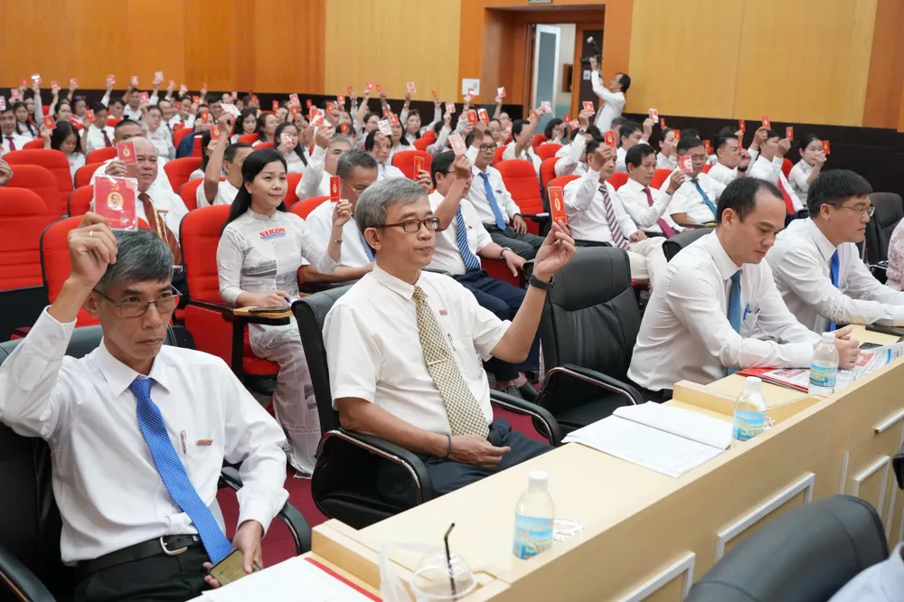 Các đại biểu tham gia biểu quyết tại đại hội z6747779904577_05273b516cb3725f32f54853f14a2482.jpg