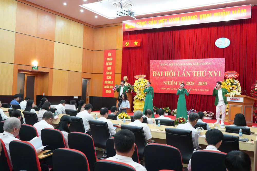 Biểu diễn văn nghệ chào mừng đại hội z6747780090410_d1fc2574f142e8aedcf0e5482df628a9.jpg