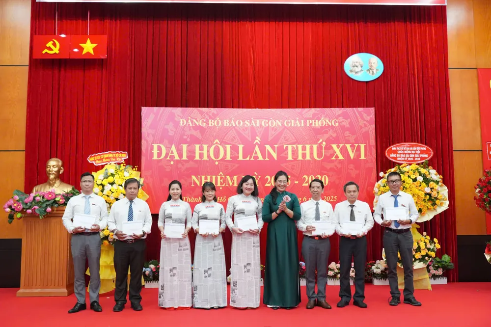 Trưởng Ban Tuyên giáo và Dân vận Đảng ủy các cơ quan Đảng TPHCM Nguyễn Thị Hồng Nguyệt khen thưởng tập thể và đảng viên điển hình học tập, làm theo Tư tưởng, đạo đức, phong cách Hồ Chí Minh z6747780090451_34ff4abe0073e72d42f251ed261f5cea.jpg