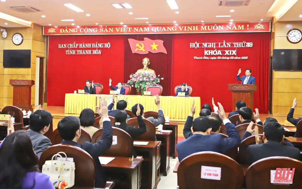 Các đồng chí Ủy viên Ban Chấp hành Đảng bộ tỉnh biểu quyết thông qua nghị quyết hội nghị