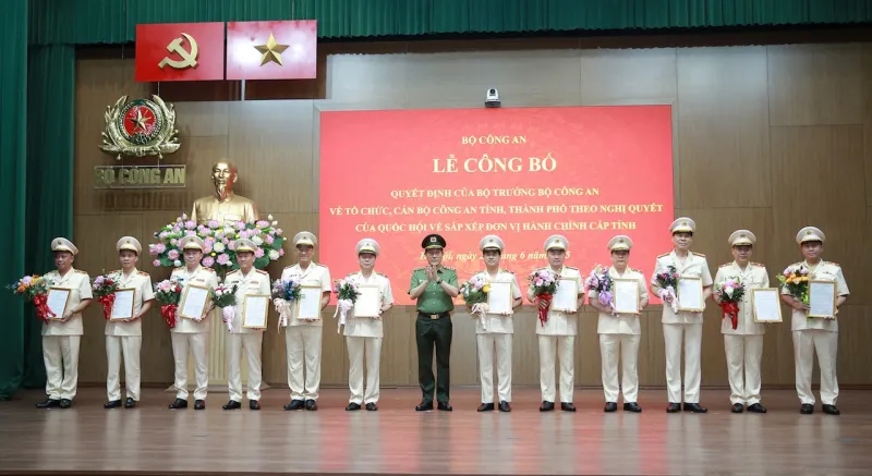 รัฐมนตรีว่าการกระทรวง Luong Tam Quang ได้นำเสนอมติและมอบดอกไม้แสดงความยินดีกับผู้อำนวยการฝ่ายความมั่นคงสาธารณะของ 23 ท้องถิ่นหลังจากการควบรวมกิจการ 2.jpeg