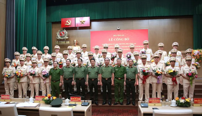 รัฐมนตรี Luong Tam Quang และสหายร่วมคณะในคณะกรรมการถาวรของคณะกรรมการความมั่นคงสาธารณะกลางของพรรค พร้อมด้วยสหายร่วมคณะผู้อำนวยการแผนกความมั่นคงสาธารณะของจังหวัดและเมืองจำนวน 34 คน 4.jpeg