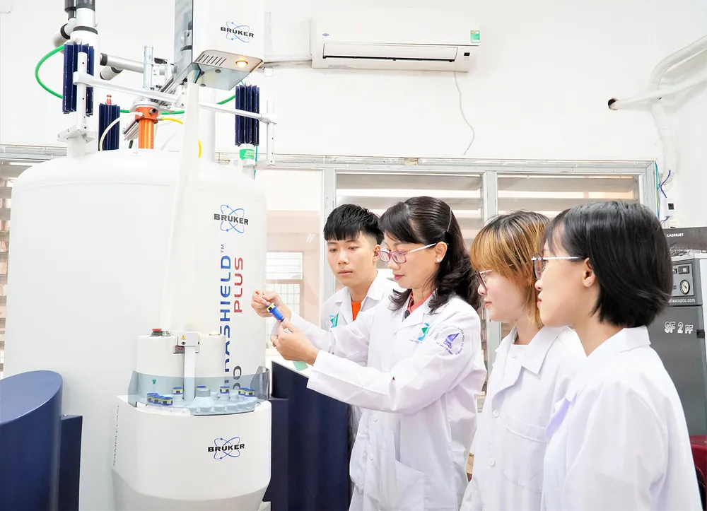 Giảng viên hướng dẫn sinh viên ngành Hóa học thực hành tại Phòng Phân tích trung tâm, Trường Đại học Khoa học tự nhiên (Đại học Quốc gia TPHCM). Ảnh: THANH HÙNG