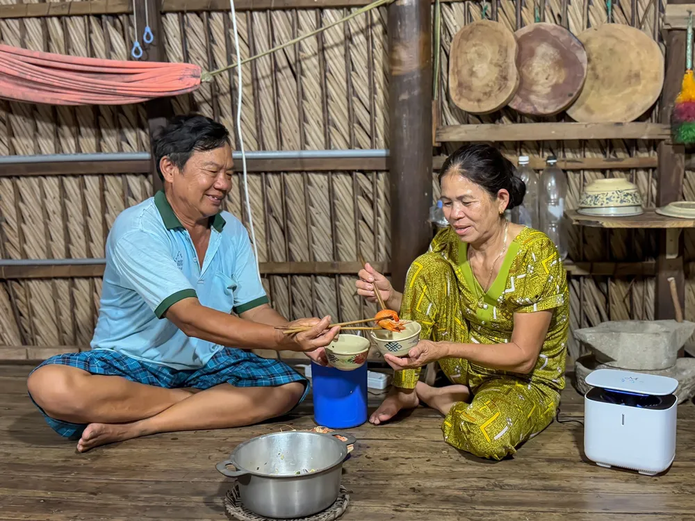 Bữa cơm gia đình ấm tình mẹ cha. Ảnh: ĐỖ TÌNH