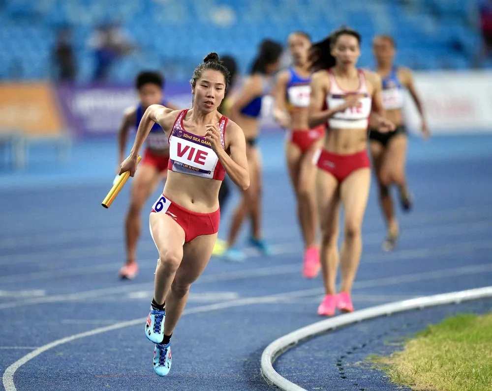 VĐV Nguyễn Thị Hằng (6) thi đấu cự ly tiếp sức 4x400m nữ tại SEA Games 32. Ảnh: DŨNG PHƯƠNG