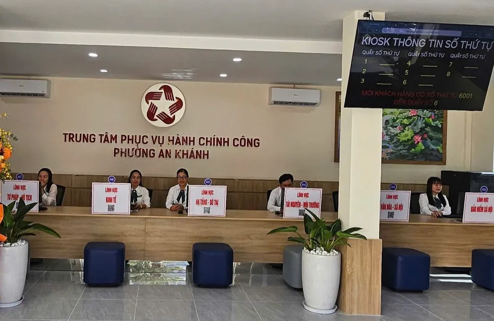 Công chức Trung tâm Phục vụ Hành chính công phường An Khánh sẵn sàng cho việc vận hành công việc của phường mới. Ảnh: THU HƯỜNG 1.jpg