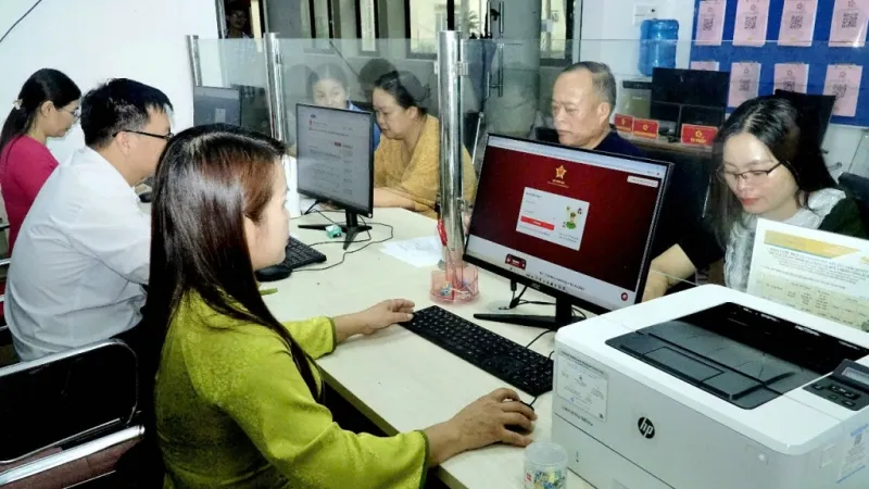 Không khí làm việc tại Trung tâm phục vụ Hành chính công xã Trường Hà. Ảnh: Báo Cao Bằng 2.jpeg