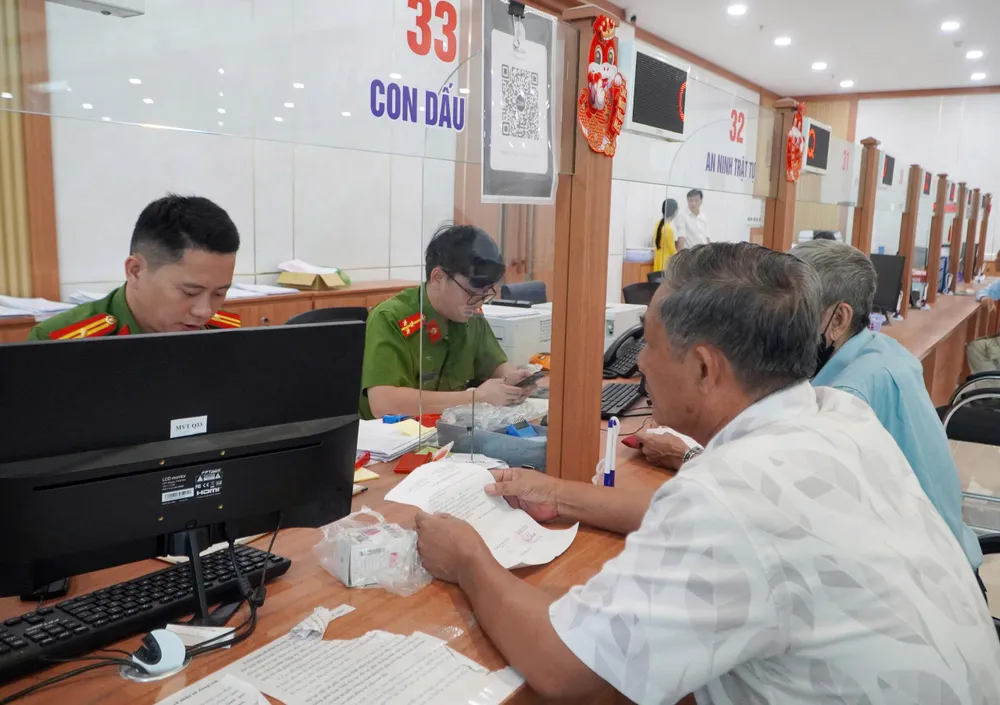 Công chức Trung tâm Phục vụ Hành chính công TPHCM cơ sở 3 duy trì hoạt động và sẵn sàng cho việc vận hành công việc mới. Ảnh: QUANG VINH 2.jpg
