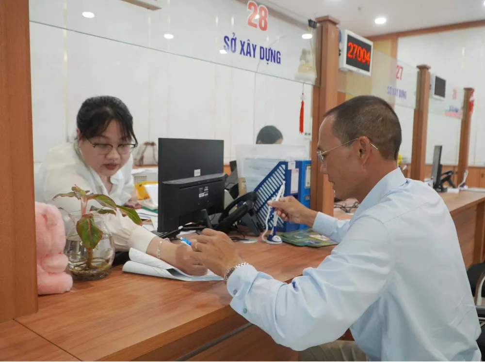 Công chức Trung tâm Phục vụ Hành chính công TPHCM cơ sở 3 duy trì hoạt động và sẵn sàng cho việc vận hành công việc mới. Ảnh: QUANG VINH 3.jpg