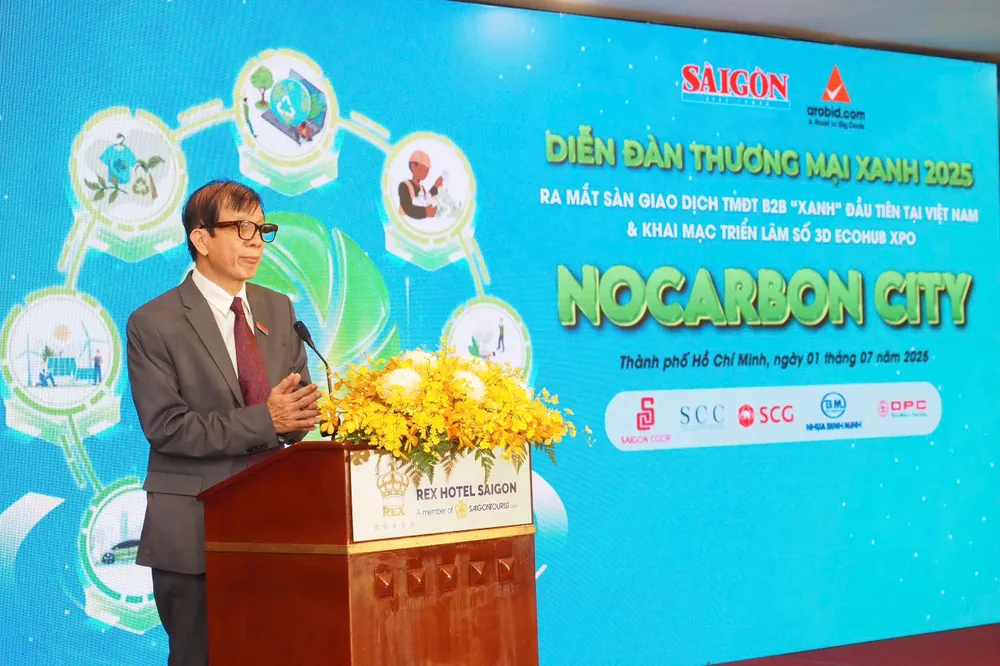 Nhà báo Nguyễn Khắc Văn, Phó Tổng Biên tập Phụ trách Báo SGGP, phát biểu khai mạc diễn đàn. Ảnh: HOÀNG HÙNG a KV.jpg