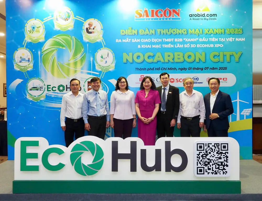 Thứ trưởng Bộ Công thương Phan Thị Thắng cùng Phó Trưởng Ban Tuyên giáo và Dân vận Thành ủy TPHCM Tăng Hữu Phong, Ban Biên tập Báo SGGP và đại biểu tham dự Diễn đàn Thương mại Xanh 2025. Ảnh: HOÀNG HÙNG Đại biểu.jpg