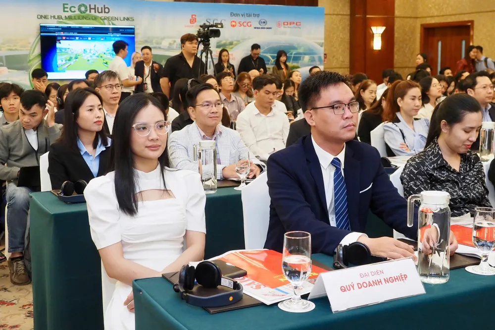 Diễn đàn thu hút sự tham gia của nhiều doanh nghiệp trong nước và quốc tế. Ảnh: HOÀNG HÙNG dn.jpg