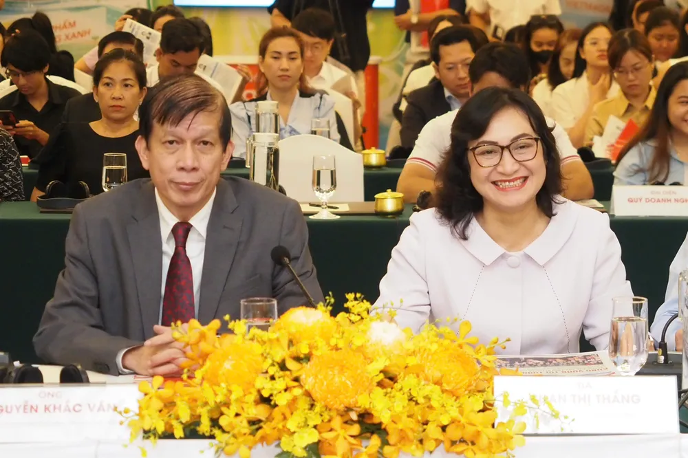 Thứ trưởng Bộ Công thương Phan Thị Thắng và Phó Tổng Biên tập Phụ trách Báo SGGP Nguyễn Khắc Văn tại Diễn đàn Thương mại Xanh 2025. Ảnh: HOÀNG HÙNG Thắng vs Văn.jpg