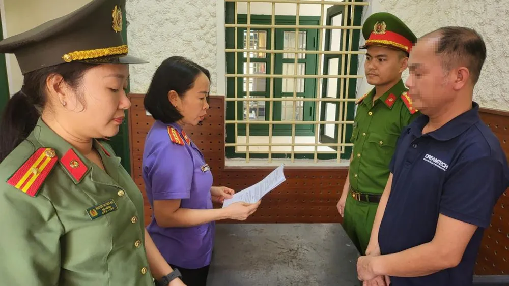 Cơ quan điều tra tống đạt quyết định khởi tố, bắt tạm giam Nguyễn Đình Hiếu. Ảnh: Công an Hà Tĩnh