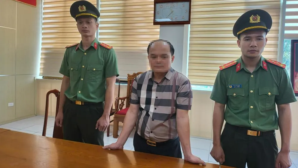 Cơ quan điều tra tống đạt quyết định khởi tố, bắt tạm giam Đặng Thành Vinh. Ảnh: Công an Hà Tĩnh 2.jpg