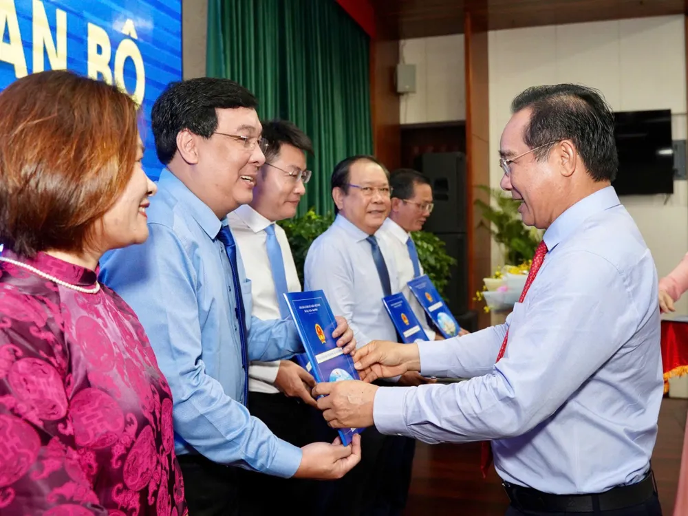 Chủ tịch UBND TPHCM Nguyễn Văn Được trao quyết định cho lãnh đạo Báo Pháp luật TPHCM z6766934586711_5d7b0f11965e34711e8829ce2884ee7e.jpg