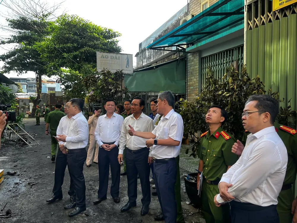 Chủ tịch UBND TPHCM Nguyễn Văn Được kiểm tra hiện trường vụ cháy. Ảnh: CTV/TTXVN C10.jpg