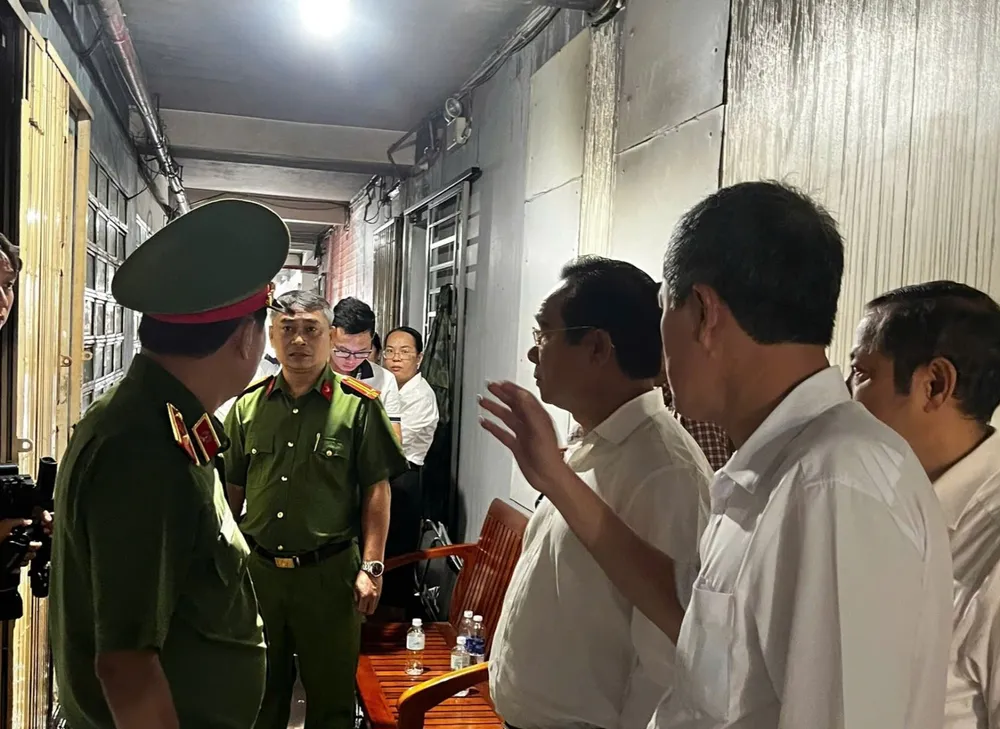 Chủ tịch UBND TPHCM Nguyễn Văn Được kiểm tra hiện trường vụ cháy. Ảnh: CTV/TTXVN C11.jpg
