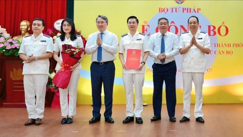 Bộ trưởng Bộ Tư pháp Nguyễn Hải Ninh chúc mừng các đồng chí vừa nhận quyết định bổ nhiệm