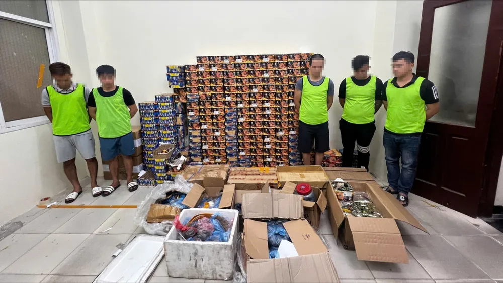 Bắt giữ 5 đối tượng sản xuất, buôn bán pháo nổ