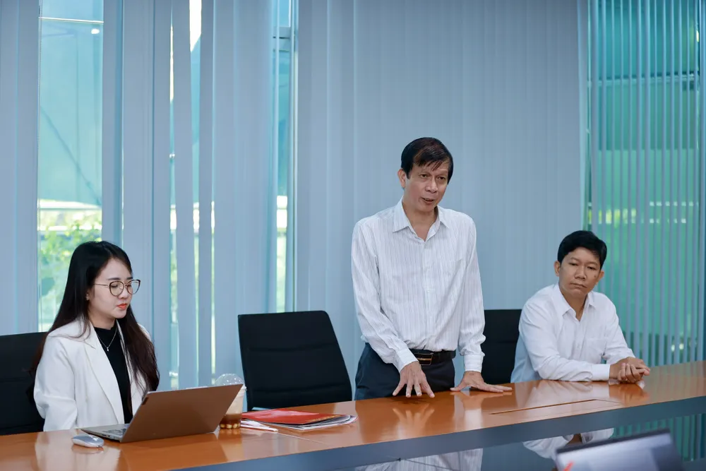 Nhà báo Nguyễn Khắc Văn, Nhà báo Nguyễn Phước Bình, Cô Trần Thị Như Quỳnh tại buổi giao lưu trực tuyến, sáng 10-7. Ảnh: DŨNG PHƯƠNG a NKV.jpg