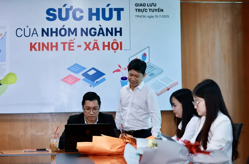 ThS Nguyễn Vũ Hoàng đang giao lưu trực tuyến tại Báo SGGP, sáng 10-7. Ảnh: DŨNG PHƯƠNG a PB.jpg