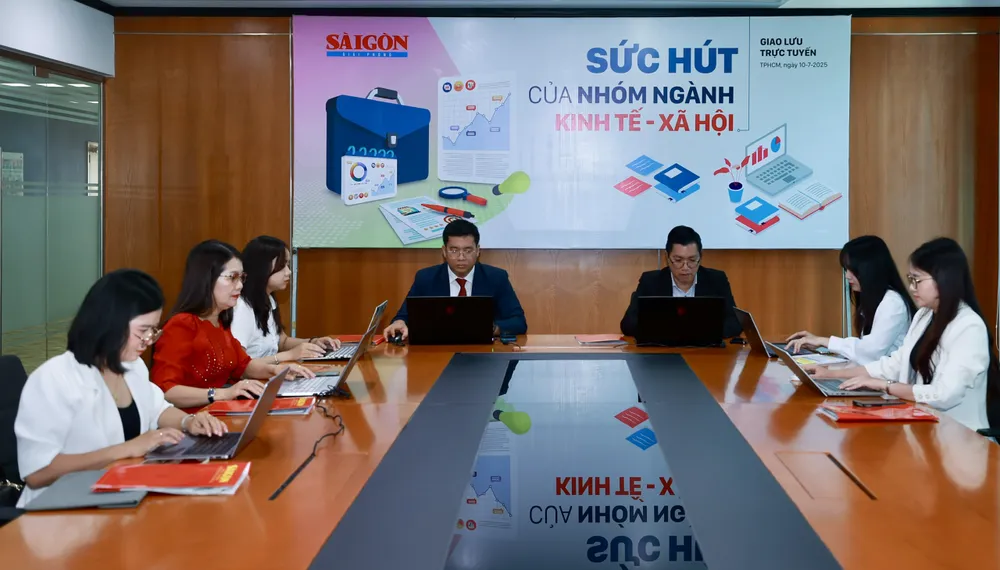 Các chuyên gia tư vấn hướng nghiệp - tuyển sinh đang giải đáp thắc mắc cho phụ huynh, thí sinh tại Báo SGGP. Ảnh: DŨNG PHƯƠNG cảnh.jpg