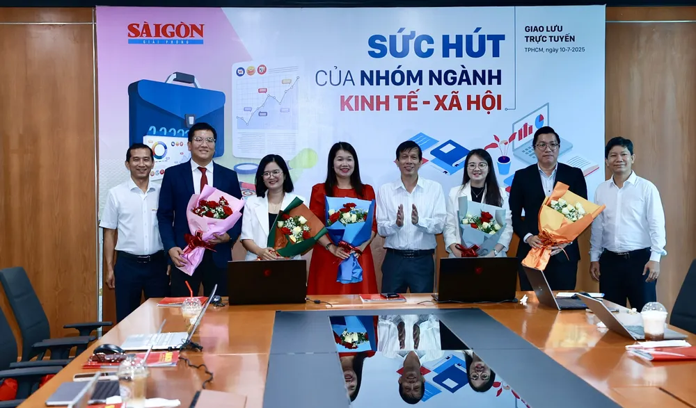 Phó Tổng Biên tập Phụ trách Báo SGGP Nguyễn Khắc Văn tặng hoa đến các chuyên gia hướng nghiệp tham gia trả lời trực tuyến sáng 10-7. Ảnh: DŨNG PHƯƠNG hoa.jpg