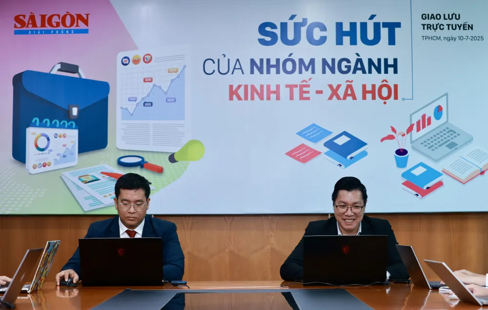 ThS Nguyễn Vũ Hoàng (bên phải) đang tư vấn trực tuyến cho thí sinh Hoàng.jpg