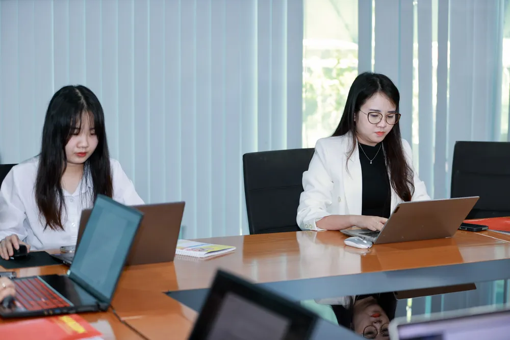 Bà Trần Thị Như Quỳnh (bên phải) đang tư vấn trực tuyến tại Báo SGGP. Ảnh: DŨNG PHƯƠNG Quỳnh.jpg