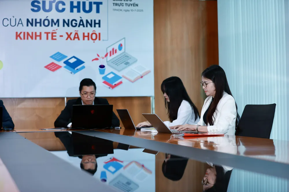 Bà Trần Thị Như Quỳnh đang giải đáp thắc mắc của phụ huynh, thí sinh tại Báo SGGP. Ảnh: DŨNG PHƯƠNG Quỳnh móm.jpg