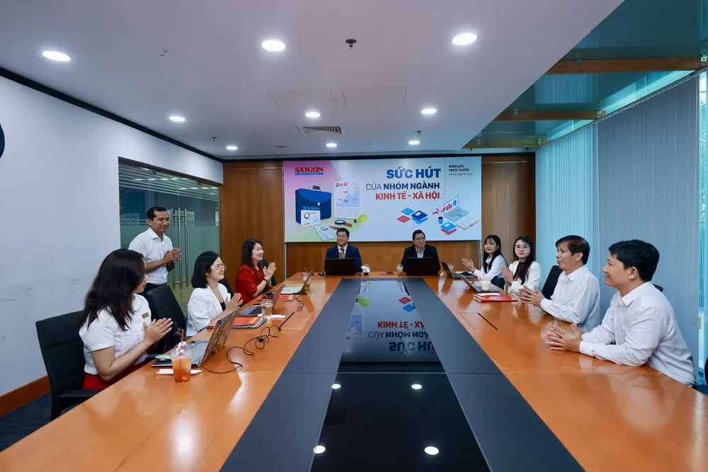 Quang cảnh buổi giao lưu trực tuyến tại Báo SGGP, sáng 10-7. Ảnh: DŨNG PHƯƠNG vỗ tay.jpg