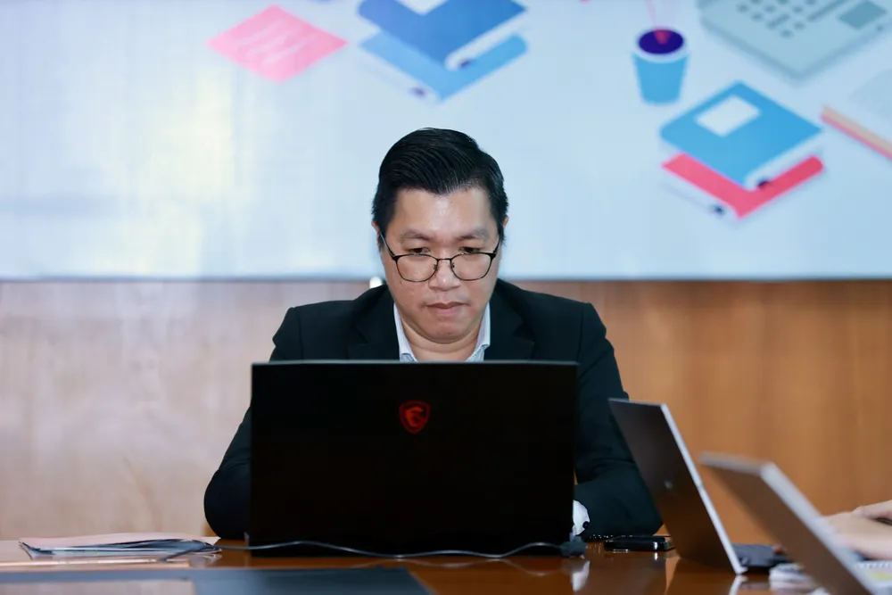 ThS Nguyễn Vũ Hoàng đang tư vấn trực tuyến tại Báo SGGP. Ảnh: DŨNG PHƯƠNG Vũ Hoàng.jpg