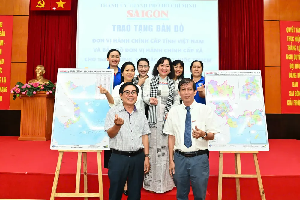 Ban Biên tập, cán bộ, nhân viên Báo SGGP tại buổi trao tặng bản đồ đến các phường, xã. Ảnh: VIỆT DŨNG IMG_6095.jpeg