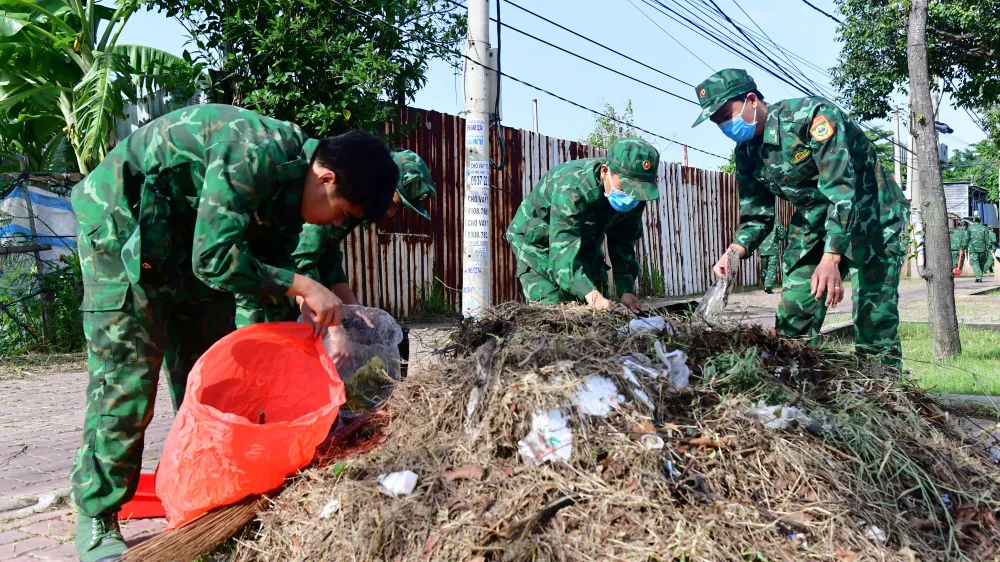 ĐVTN Hải đoàn Biên phòng 18 thu gom rác thải, dọn vệ sinh môi trường tại phường Phước Thắng. Ảnh: MINH THANH 2.jpg