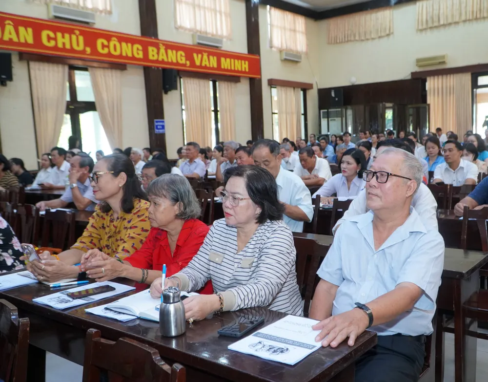 Cán bộ, người dân phường Vũng Tàu tham dự hội nghị nguoi dan.jpg