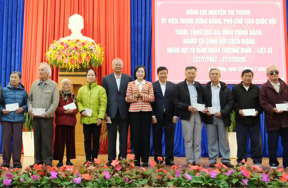 Phó Chủ tịch Quốc hội Nguyễn Thị Thanh và Bí thư Tỉnh ủy Lâm Đồng Y Thanh Hà Niê Kđăm trao quà đến các gia đình chính sách. Ảnh: ĐOÀN KIÊN z6829224668211_6fbe14cfa32552716844203b37bbf689.jpg