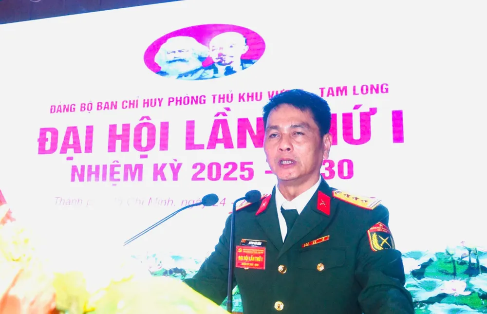 Thượng tá Huỳnh Văn Hùng, Chính ủy Ban Chỉ huy Phòng thủ khu vực 5 - Tam Long trình bày báo cáo chính trị tại đại hội. Ảnh: HỒNG PHÚC anh 1 kv.jpg