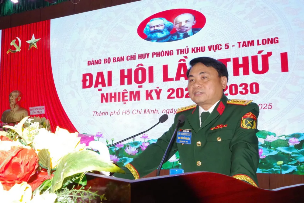 Đại tá Trần Văn Trung, Chủ nhiệm chính trị Bộ Tư lệnh TPHCM dự và phát biểu tại đại hội. Ảnh: HỒNG PHÚC anh 2 kv.jpg