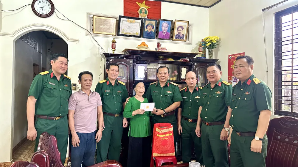 Đoàn Bộ Tư lệnh TPHCM thăm, tặng quà gia đình có công tại đặc khu Côn Đảo anh 2 tu lenh.jpg