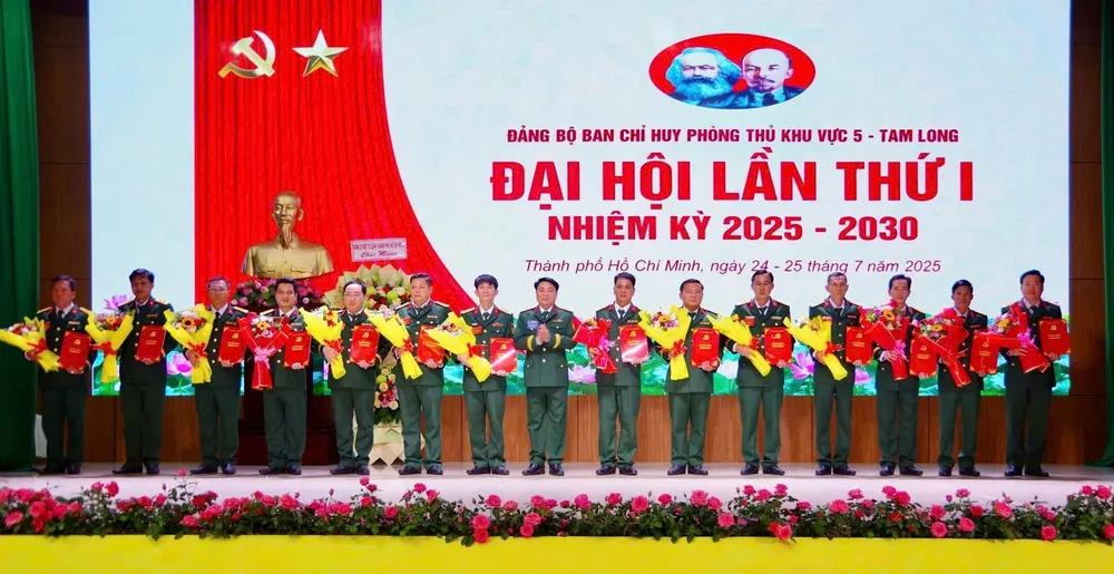 Lãnh đạo Bộ Tư lệnh TPHCM tặng hoa chúc mừng BCH nhiệm kỳ 2025-2030. Ảnh: HỒNG PHÚC anh 3 kv.jpg