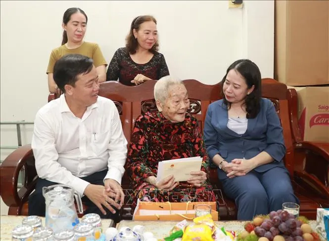 Phó Chủ tịch nước Võ Thị Ánh Xuân thăm Mẹ Việt Nam anh hùng Lê Thị Chi. Ảnh: TTXVN