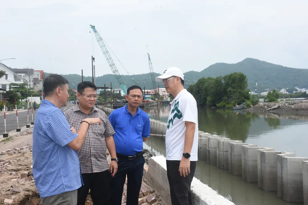 Lãnh đạo phường Tam Thắng cùng cơ quan chức năng khảo sát thực địa dự án nạo vét kênh Bến Đình. Ảnh: QUANG VŨ 2.jpg