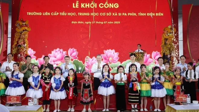 Tổng Bí thư Tô Lâm với các cháu thiếu nhi tại Lễ khởi công Trường liên cấp Tiểu học, THCS xã Si Pa Phìn, tỉnh Điện Biên. Ảnh: TTXVN 2707-tong-bi-thu-dien-bien-4.jpg