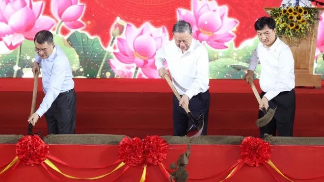 Tổng Bí thư Tô Lâm và các đại biểu thực hiện nghi thức khởi công Trường liên cấp Tiểu học, THCS xã Si Pa Phìn, tỉnh Điện Biên. Ảnh: TTXVN 2707-tong-bi-thu-dien-bien-5.jpg