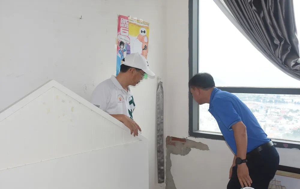 Vết nứt vữa từ bên trong phòng ngủ căn hộ 16-08. Ảnh: QUANG VŨ 3.jpg
