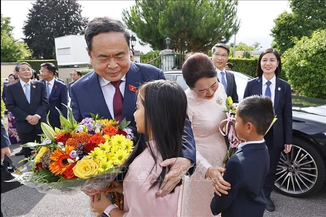 Chủ tịch Quốc hội Trần Thanh Mẫn và Phu nhân gặp gỡ cán bộ, nhân viên Phái đoàn Việt Nam tại Liên hợp quốc và các Tổ chức quốc tế tại Geneva, Đại sứ quán và cộng đồng người Việt Nam tại Thụy Sĩ. Ảnh: TTXVN cong-dong1-2807.jpg