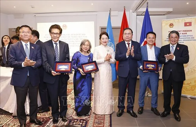 Chủ tịch Quốc hội Trần Thanh Mẫn và Phu nhân tặng quà cộng đồng người Việt Nam tại Thụy Sĩ. Ảnh: TTXVN cong-dong6-2807.jpg
