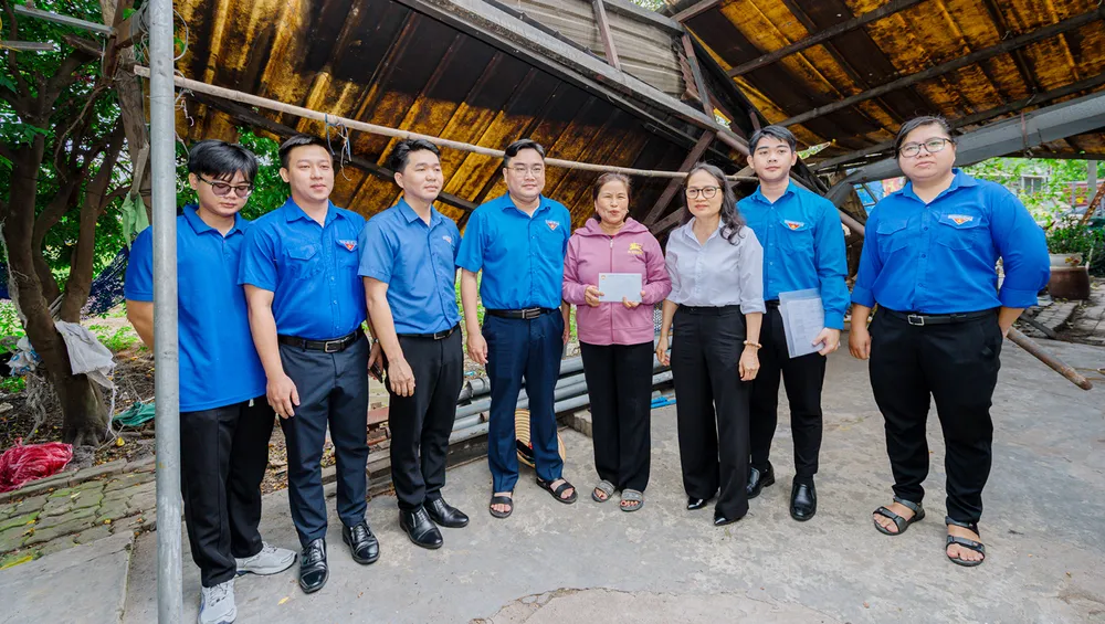 Đoàn công tác của UBMTTQ Việt Nam TPHCM đến thăm và tặng 5 triệu đồng cho hộ gia đình bà Vũ Thị Vân (khu phố Vạn Hạnh) bị ảnh hưởng bởi dông lốc. Ảnh: MỸ LƯƠNG