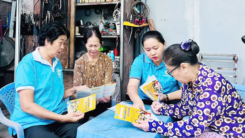 Nhân viên BHXH TPHCM tư vấn chính sách BHXH cho người dân. Ảnh: ĐÔNG SƠN D3d.jpg